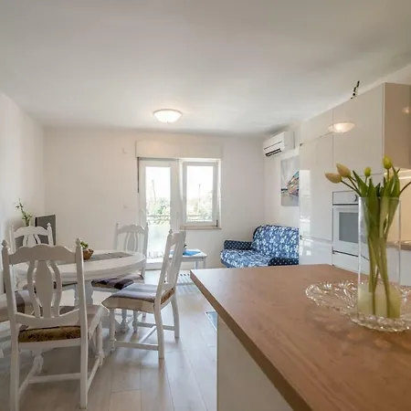 公寓 Apartman Din Don